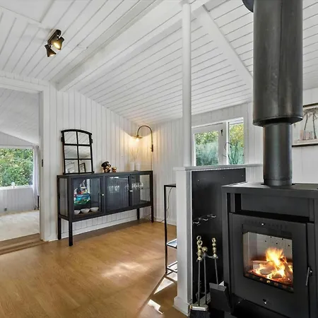 Modern With Creative Details And Sea Views Vakantiehuis Allingåbro